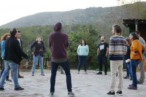 L'equip de treball està a punt de cridar "asuuuuca" per escalfar per la jornada de la tarda de dissabte