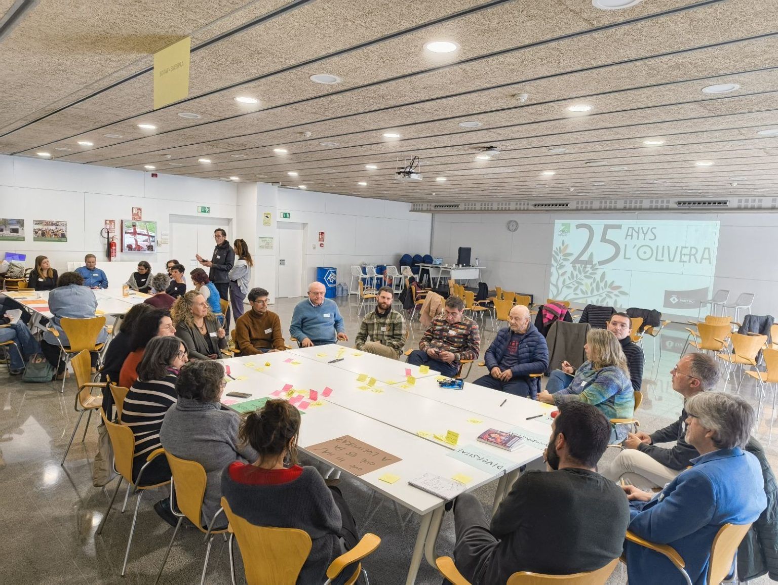 Professionals del sector educatiu en la celebració del 25è aniversari de l’Olivera